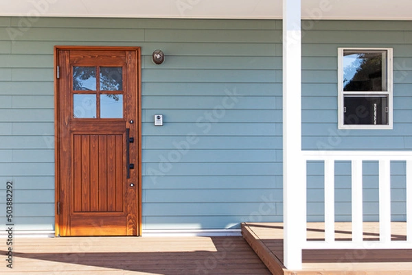 Fototapeta 玄関 ドア 木の家  欧米風 カリフォルニアハウス アメリカンスタイルの家 新築 戸建 家を建てる 理想の家づくり