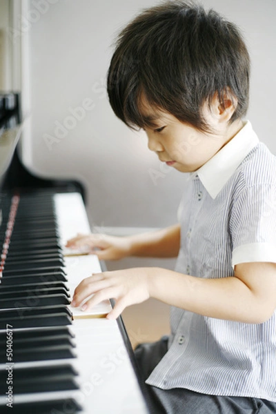 Fototapeta ピアノを弾く男の子