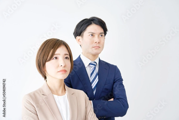 Fototapeta ビジネスウーマンとビジネスマン　ポートレート　白背景　腕組み