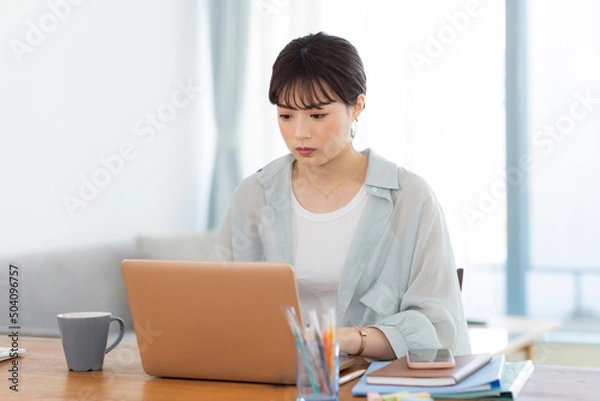 Obraz テレワークをする若い女性