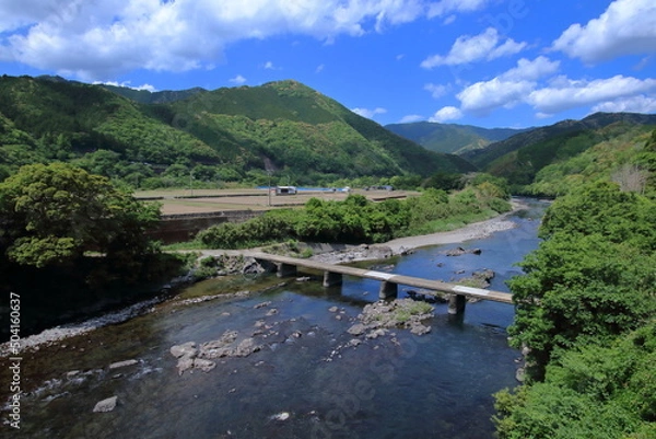 Fototapeta 四万十川に架かる第二三島橋　初夏　（高知県　四万十町）