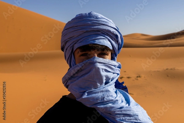 Obraz Joven con turbante azul en el desierto