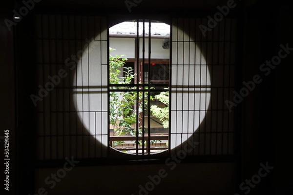 Obraz 奈良のならまちの町家の円窓