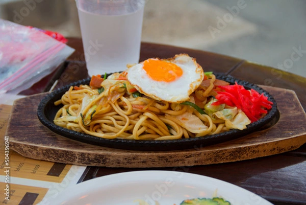 Obraz 鉄板に盛られた焼きそば