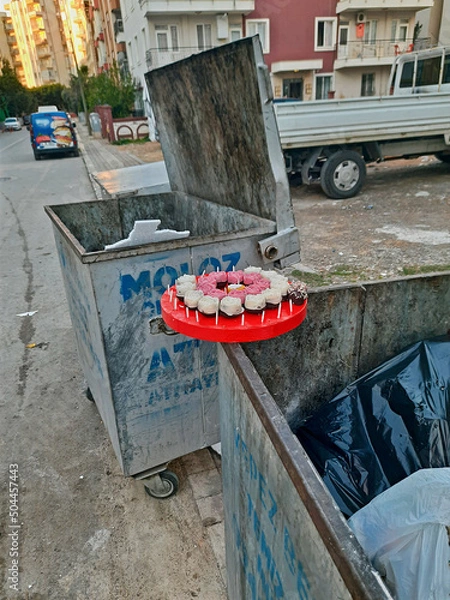 Obraz heartbreak, valentine's day gift thrown in the trash