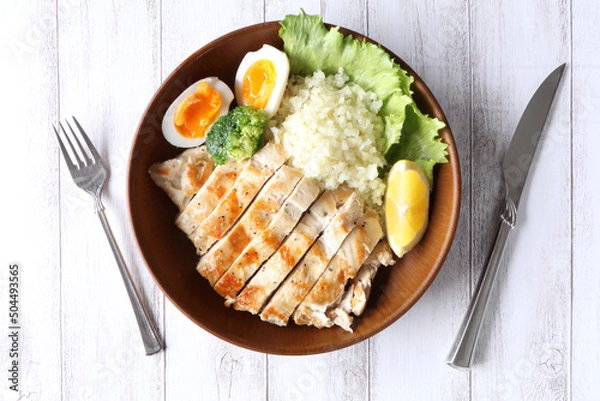 Obraz 高タンパクでローカロリーなヘルシーチキンプレート