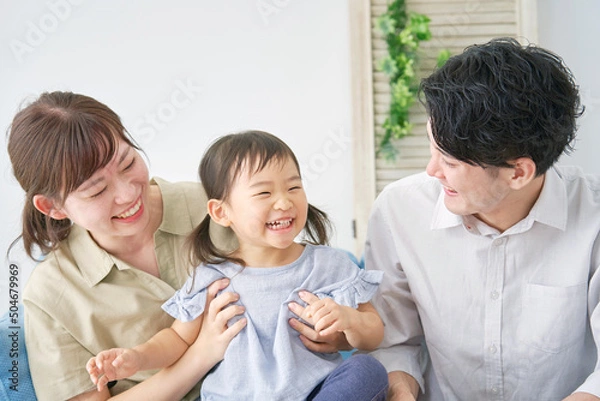 Obraz 両親と娘　ポートレート　リビング