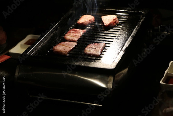 Obraz 焼肉屋で肉を焼くイメージ