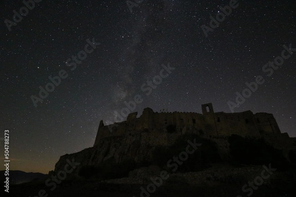 Obraz Castillo de los Calatravos durante una sesión timelapse nocturno.