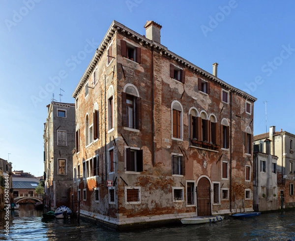 Obraz Venice, Fondamenta de la Misericordia, a colorful and picturesque building in decline