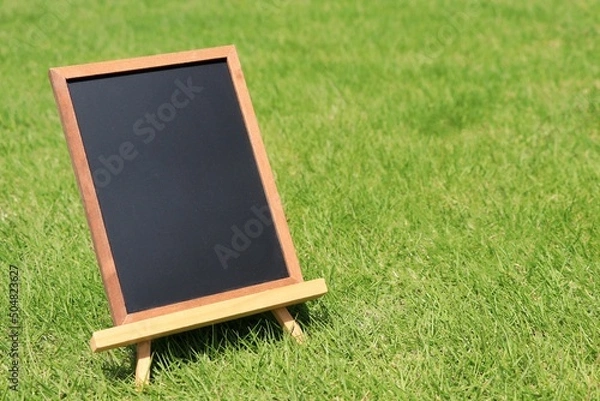 Fototapeta 芝生と縦向きのブラックボード