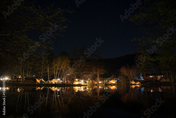 Fototapeta 夜の駒出池キャンプ場のテントの明かり