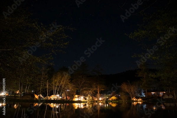 Fototapeta 夜の駒出池キャンプ場のテントの明かり