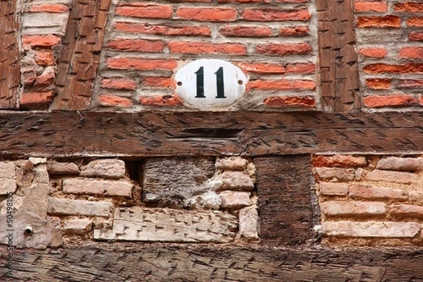 Obraz Numéro 11 sur façade ancienne