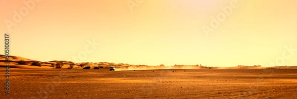 Obraz Todoterreno levantando nube de polvo en el desierto