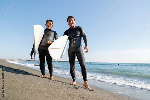 Obraz 湘南の海でサーフィンをする親子