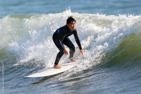 Obraz 湘南の海でサーフィンをする少年