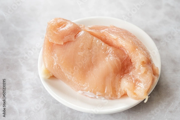 Fototapeta 砂糖塩で揉んだ鶏むね肉