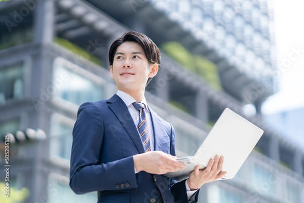 Fototapeta PCを持つビジネスマン