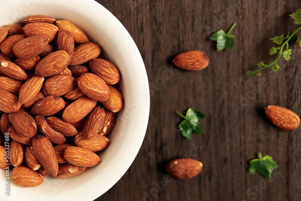 Obraz テーブルにあるボウルに入ったアーモンド