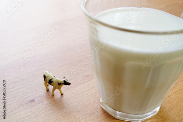 Obraz 牛乳が入ったグラスと牛のミニチュア