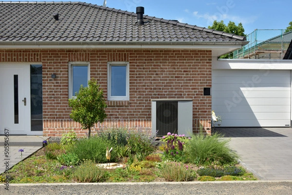 Obraz Luftwärmepumpe, Klimaanlage für Heizung und Warmwasser an einem neu gebauten Wohnhaus