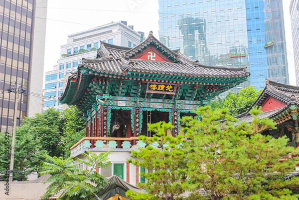 Obraz Seoul, South Korea - July 24, 2021: Jogyesa  or Jogye Temple, is the chief temple of the Jogye Order of Korean Buddhism. Jogyesa Temple features mix of traditional temple and palace architecture.