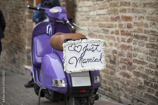 Obraz A purple scooter on the market with a Just married sign