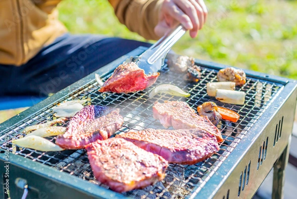 Obraz 屋外で金網に載せて肉を焼く、バーベキューのクローズアップ