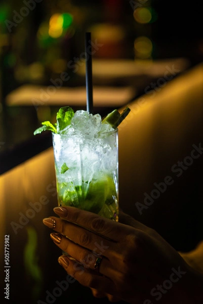 Obraz hand holding mojito
