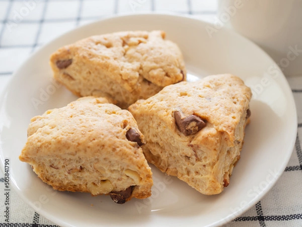 Fototapeta チョコとナッツのスコーンとホットコーヒー