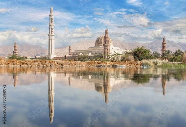 Fototapeta Muscat, Oman - completed in 2001 and with a total capacity of up to 20,000 worshipers, the Sultan Qaboos Grand Mosque is the largest mosque in Oman and a main attraction in Muscat