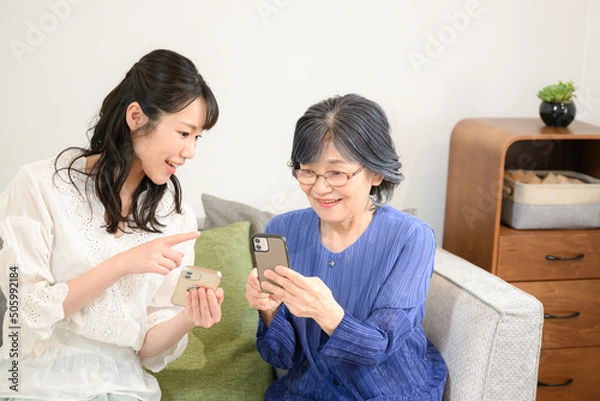 Fototapeta スマホを高齢者に教えるイメージ