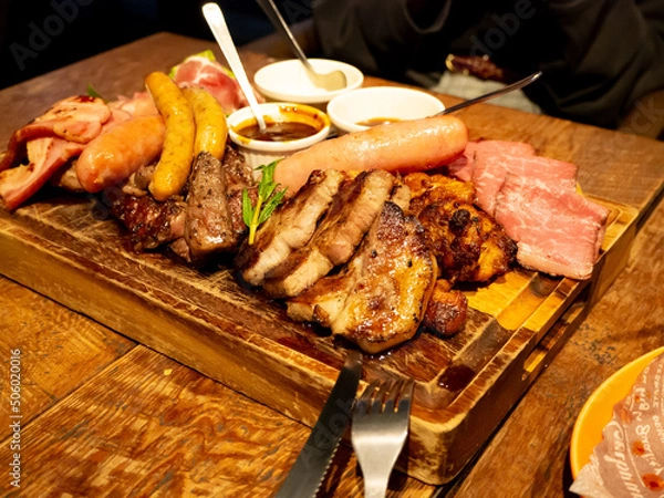 Obraz 野外で食べたらおいしい親しい人とお酒を飲みながら食べたい焼きたて炙りたての肉の盛り合わせプレート