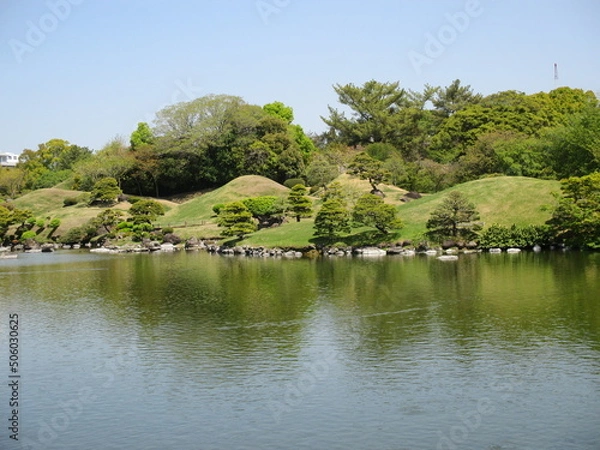 Fototapeta 豊富な阿蘇伏流水が湧出して作った池を中心にした桃山式回遊庭園で、築山や浮石、芝生、松などの植木で東海道五十三次の景勝を模したといわれる大名庭園,熊本市にある水前寺成趣園