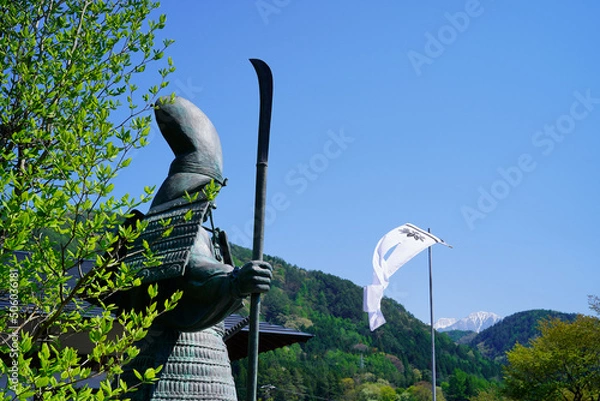 Obraz 巴御前の像と木曽山脈