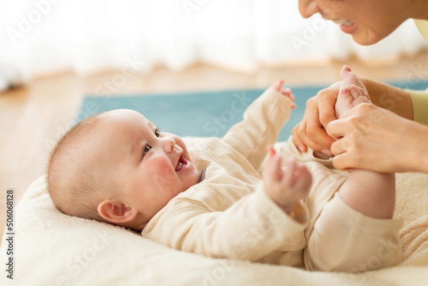 Fototapeta 母親に笑いかける赤ちゃん