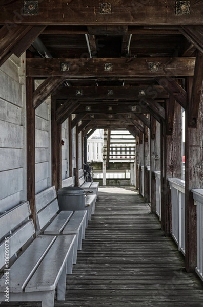 Obraz Eine historische Brücke und Bänke am Hafen von Cuxhaven