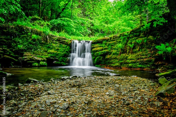 Fototapeta Dziki wodospad  w zieleni w drodze na Kotarz / A wild waterfall in the green on the way to Kotarz