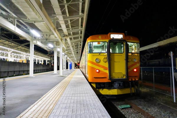 Fototapeta 夜のしなの鉄道の車両