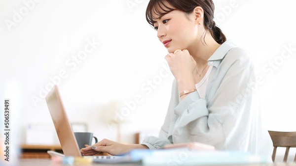 Obraz テレワークをする若い女性