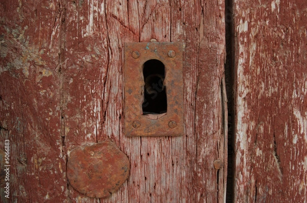 Fototapeta ojo de cerradura oxidado en puerta vieja