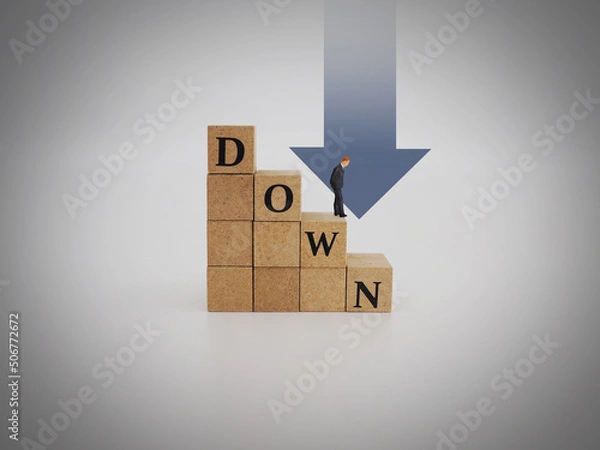 Obraz Downと書かれた階段を降りるビジネスマン、降格、キャリア危機