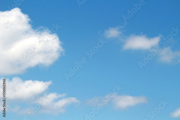 Obraz 複数の白い雲と初夏の青空