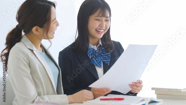 Obraz 塾でテストの結果を喜ぶ女子学生