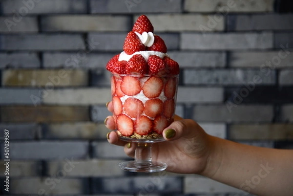 Obraz いちごのパフェを持つ手