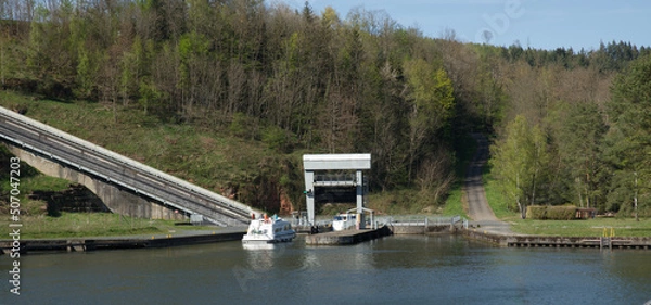 Obraz Point d'arrivée ou de départ du plan incliné d'Arzviller  dans le Bas-Rhin en Alsace selon que l'on est avalant ou montant et cet édifice évite de passer 17 écluses, une performance technique