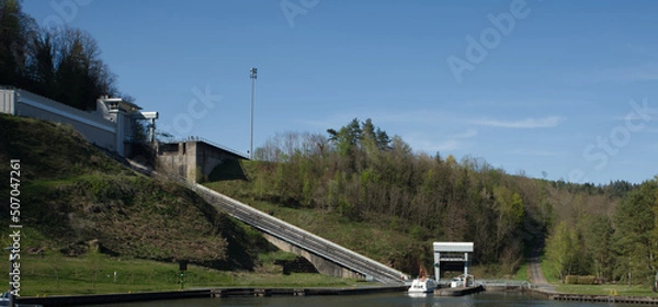 Obraz Transportés le long de la pente dans une baignoire les bateaux franchissent le dénivelé et évite le franchissement de 17 écluses grâce au plan incliné d'Arzviller dans le Bas-Rhin en Alsace