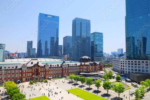 Obraz 新緑と青空の東京駅、丸の内南口の駅舎と高層ビル群（東京都千代田区）