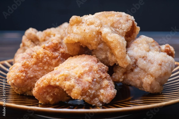 Fototapeta 熱々の揚げたての唐揚げのクローズアップ。油で揚げた美味しい鶏肉料理。